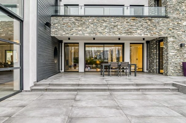 Terrasse dans la continuité de la pièce à vivre